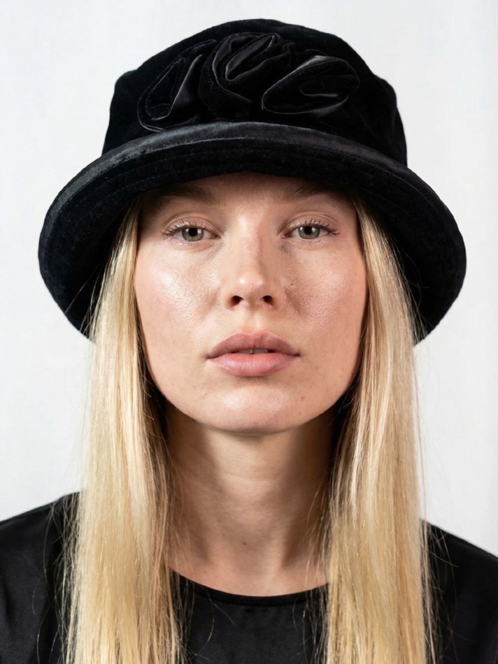 HOLT RENFREW 90s VINTAGE BLACK VELVET BUCKET HAT WITH ROSE DETAIL WOMAN